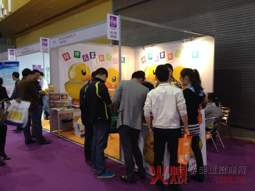 小Q鴨兒童早教機亮相