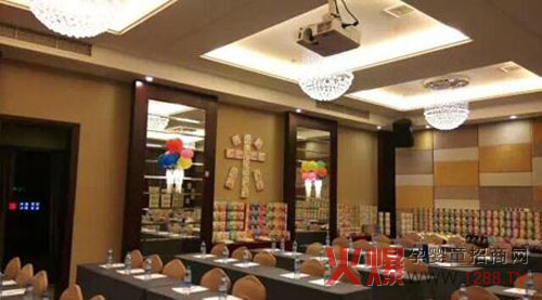 ����ף�R��(y��u)�ǋ냺�����׷���Ʒ�ƽ��(hu��)�A�M��Ļ