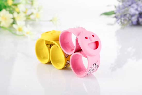 風(fēng)語笑臉黃色紅色防蚊手表